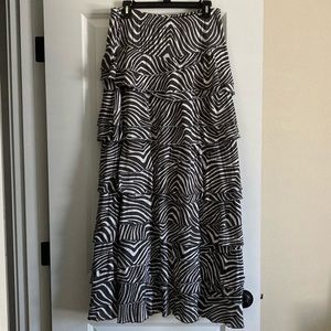 Fun, gray and white cotton long layered skirt, flattering and comfortable, EUC.